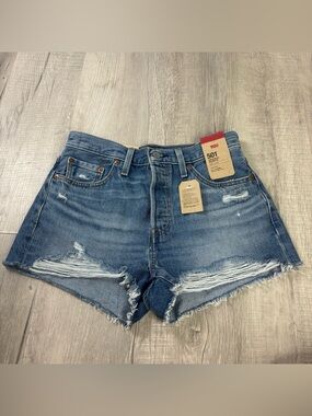 NWT Levi’s 501 Denim Shorts Size 29